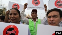 In this photo taken in April 2016, over 100 garment and construction workers gathered in front of the National Assembly to demand the government not to pass the controversial union law, in Phnom Penh, Cambodia. (Leng Len/VOA Khmer) 