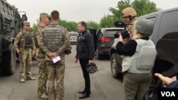 U.S. Special Representative for Ukraine Negotiations Kurt Volker, third from left, meets with Ukrainian troops at an undisclosed location near Popasna, Donbas region, Ukraine, May 15, 2018. (M. Gongadze/VOA)