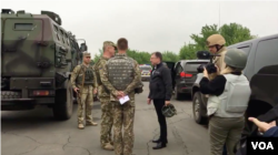 U.S. Special Representative for Ukraine Negotiations Kurt Volker, third from left, meets with Ukrainian troops at an undisclosed location near Popasna, Donbas region, Ukraine, May 15, 2018. (M. Gongadze/VOA)