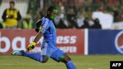 Senzo Meyiwa frappe le ballon lors du match des Orlando Pirates contre Al-Ahly, Egypte, le 10 novembre 2013.