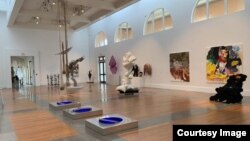 El arte y las instituciones venezolnas es tema de debate por parte de expertos reunidos en Miami. En la imagen una vista de la exposición "Por ahora: arte contemporáneo de la diáspora venezolana en Miami", en el Coral Gables Museum. Foto cortesía del museo.