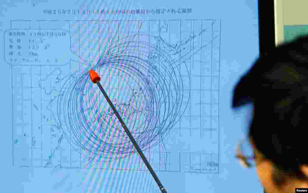 Direktur divisi observasi gempa bumi dan tsunami pada Badan Meteorologi Jepang, Akira Nagai, menunjuk pada sebuah lokasi di peta yang memperlihatkan pusat gempa Korea Utara pada konferensi pers di Tokyo (12/2).