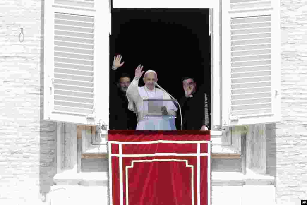 پاپ فرانسیس در نیایش یکشنبه، از بالکن معروف اقامتگاه خود در واتیکان به مردم واکنش نشان می دهد.&nbsp;