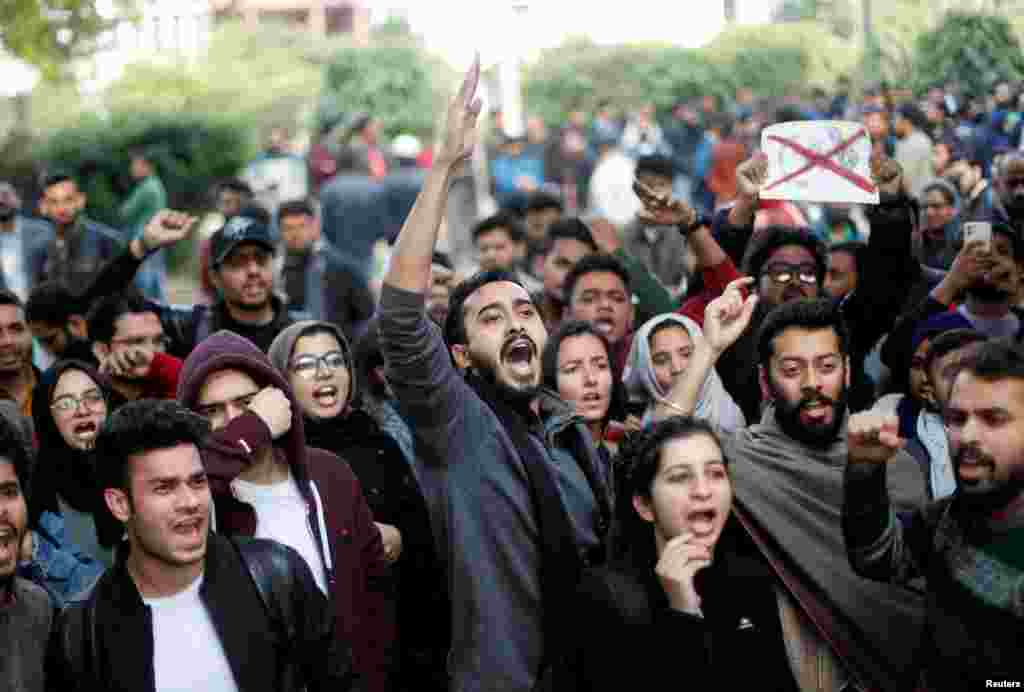 دہلی کی جامعہ ملیہ اسلامیہ میں اتوار کو بڑے پیمانے پر احتجاج ہوا جو بعد میں بڑھتے بڑھتے دوسری جامعات تک پھیل گیا۔&nbsp; &nbsp;