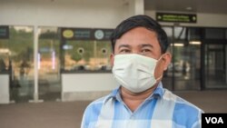 លោក ឈិន​ អេង​ ជា​អ្នក​រត់​តាក់ស៊ី​ នៅ​ក្រុងព្រះ​សីហនុ​។ លោកបាន​ប្រាប់វីអូអេថា៖ ​ «កាល​ពី​ចិន​មក​ដឹក​ចិនម្ង៉ៃៗគ្មាន​ឈប់ដែរ​ហ្នឹងណា​។ សម្បួរ​ដែរ​តាក់ស៊ី។ និយាយរួម​រត់​ម្ង៉ៃ​ៗបាន​ចំណូល​ជិត ១០០ ដុល្លារ​ដែរ», នៅក្រុង​ព្រះ​សីហនុ, នៅ​ថ្ងៃទី​១៦ ខែ​ឧសភា​ ឆ្នាំ​២០២០។