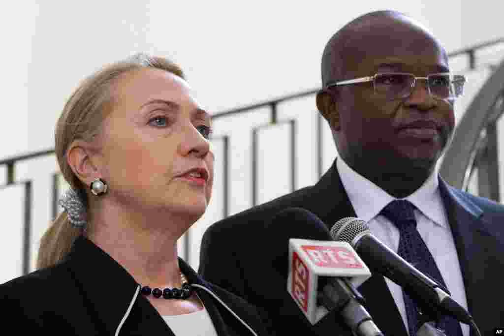 Hillary Clinton, acompanhada pelo Presidente Macky Sall, fala com os jornalistas no Senegal.
