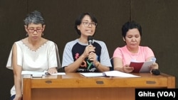 Koordinator Nasional PHI (tengah) Ellen Nugroho dalam konferensi pers, di kantor YLBHI, Jakarta, Selasa, Desember 2019. (Foto: VOA/Ghita).