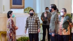 Presiden Jokowi saat berbincang dengan salah satu korban tindak pidana terorisme di Istana Negara, Jakarta, Rabu, 16 Desember 2020. (Biro: Setpres)