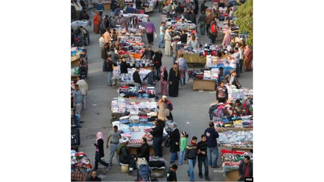 Kehidupan sehari-hari di Kairo mulai pulih dengan bukanya kembali pasar-pasar di ibukota Mesir ini., Senin (2/14).