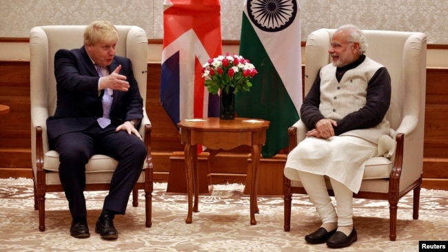 FILE - India's Prime Minister, Narendra Modi (R) meets British Foreign Secretary Boris Johnson in New Delhi, India January 18, 2017. (REUTERS/Cathal McNaughton)