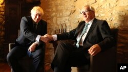 Le président de la Commission européenne, Jean-Claude Juncker, à droite, et le Premier ministre britannique Boris Johnson avant une réunion dans un restaurant à Luxembourg, le lundi 16 septembre 2019. (Photo AP / Francisco Seco, Pool)