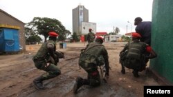 剛果民主共和國軍人在國營電視台外監視。