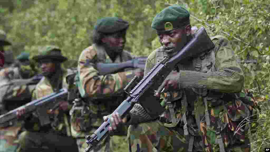 Des gardes forêt du Wildlife Kenya et du Service de Forêt au Kenya suivent une formation sur comment conduire une patrouille. 