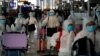 21 Nisan 2020 - Tayland'dan ülkeleri Çin'e dönen öğrenciler Bangkok'taki Suvarnabhumi Havaalanı'nda koruyucu giysi ve maskeleriyle böyle görüntülendi