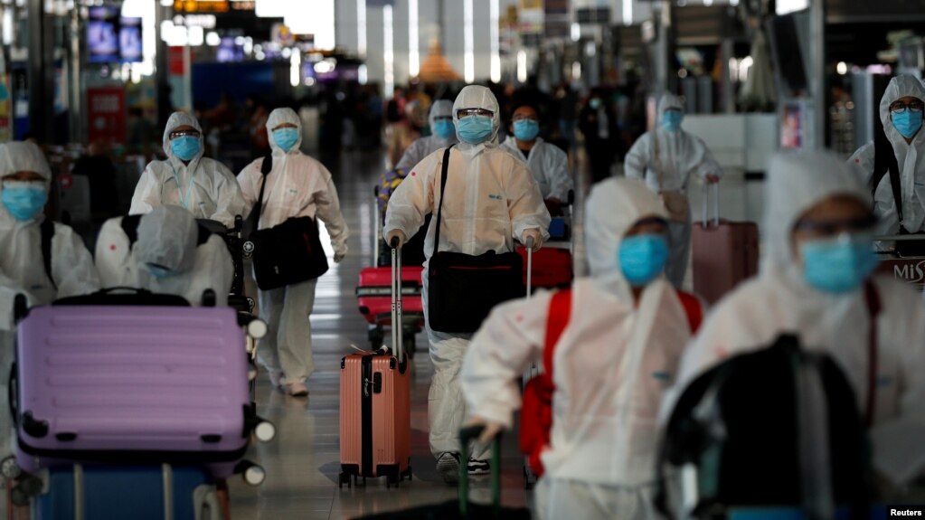 21 Nisan 2020 - Tayland'dan ülkeleri Çin'e dönen öğrenciler Bangkok'taki Suvarnabhumi Havaalanı'nda koruyucu giysi ve maskeleriyle böyle görüntülendi