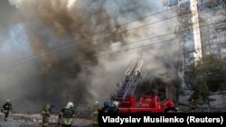تلاش ماموران آتش‌نشانی در کیف، اوکراین، برای تخلیه یک ساختمان مسکونی که هدف پهپاد ساخت جمهوری اسلامی قرار گرفت