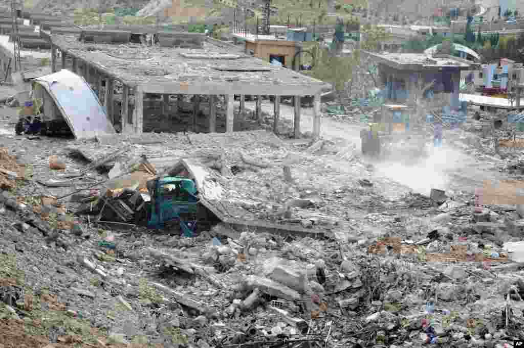 叙利亚官方通讯社公布的照片显示，5月5日以色列空袭摧毁的建筑物的废墟。