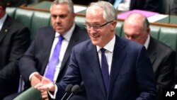 PM Malcolm Turnbull memberikan pidato di depan parlemen Australia di Canberra (15/9). Turnbull diperkirakan tidak akan bersedia memberi tempat permukiman bagi lebih banyak migran Suriah.
