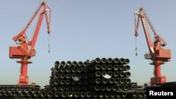 江苏连云港一处港口准备出口境外的中国钢材。（2015年12月1日）
