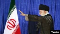 آیت اﻟله علی خامنه ای رهبر جمهوری اسلامی ایران در مراسم سالگرد درگذشت آیت اﻟله خمینی - آرشیو