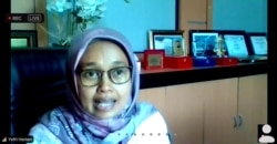 Yefri Heriani, Kepala Ombudsman Sumatera Barat mengajak masyarakat berani melapokan tindakan diskriminasi penyelenggara layanan publik. (Foto: VOA/Petrus Riski)
