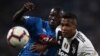 Le défenseur sénégalais de Naples, Kalidou Koulibaly et le défenseur brésilien de la Juventus, Sandro, en duel lors du match de football italien Série A à Turin, le 29 septembre 2018.