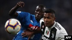 Le défenseur sénégalais de Naples, Kalidou Koulibaly (à gauche) et le défenseur brésilien de la Juventus, Sandro, en duel lors d'un match de Série A, Turin, le 29 septembre 2018.
