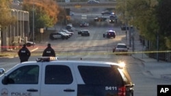 Polisi berjaga-jaga setelah insiden penembakan ke sejumlah gedung termasuk Konsulat Meksiko dan markas polisi di Austin, Texas (28/11/2014). 