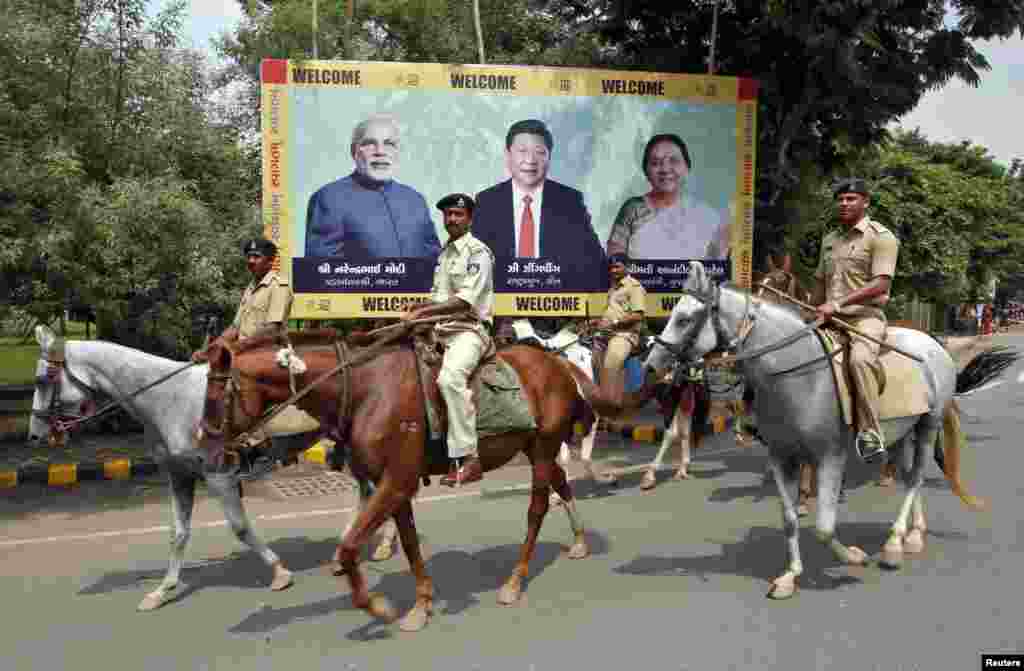 Cảnh sát tuần tra ngang hình ảnh của Thủ tướng Ấn Độ Narendra Modi và Chủ tịch Trung Quốc Tập Cận Bình tại bang miền tây Gujarat của Ấn Độ, ngày 16/9/2014. 