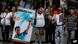 Những người ủng hộ lãnh tụ đối lập Leopoldo Lopez đòi tự do cho ông bên ngoài tòa án ở Caracas, Venezuela, ngày 4/9/2015.