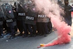 Polisi dilempar bom asap oleh anggota "We Volunteer", jaringan penjaga keamanan protes pro-demokrasi Thailand di Bangkok, Thailand, Senin, 1 Februari 2021.