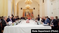 Menteri Luar Negeri AS John Kerry duduk dengan rekan-rekan menteri luar negeri dan pejabat politik dari kelompok P5+1 dalam negosiasi nuklir Iran di Wina, Austria (13/7).