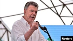 El presidente de Colombia, Juan Manuel Santos, dio instrucciones al jefe del equipo negociador para que viaje a Quito y reactive la mesa de diálogo.