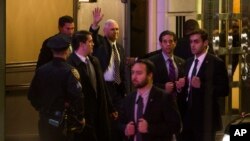 Wakil Presiden terpilih AS, Mike Pence (tengah) melambai saat meninggalkan gedung Richard Rodgers Theatre tempat dimainkannya drama musik "Hamilton" di Manhattan, New York, Jumat (18/11).