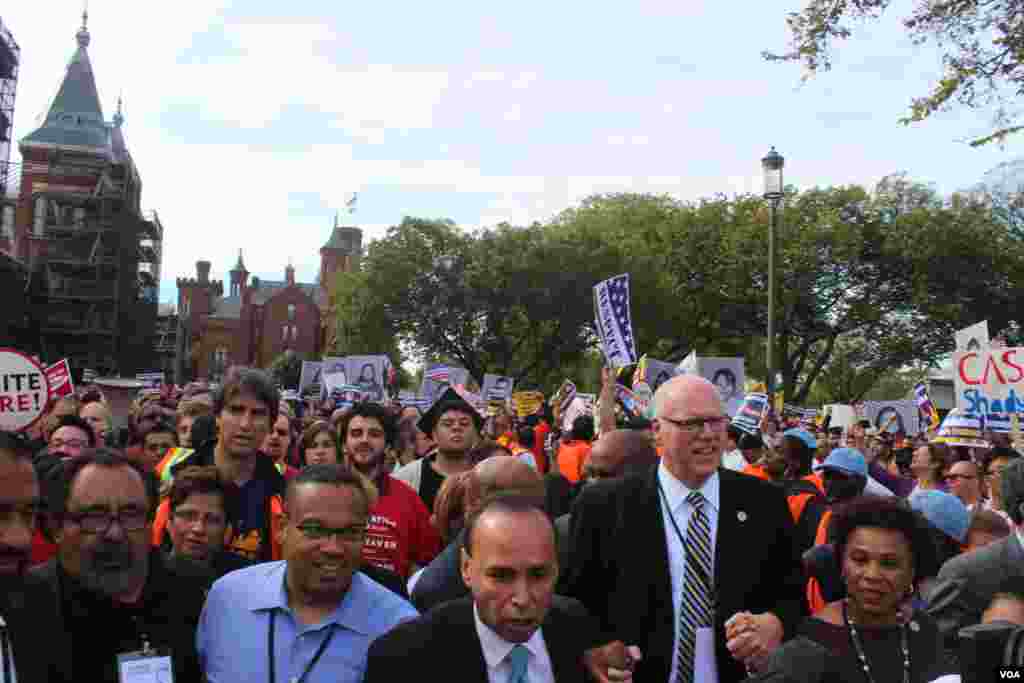 El congresista Luis Gutiérrez junto a otros colegas se sumaron a la marcha denominada "Camino americano: Marcha por la reforma inmigratoria" la cual llegó hasta el frente del Capitolio.
