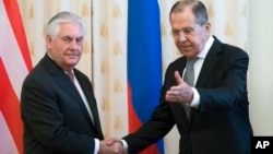 Ngoại trưởng Mỹ Rex Tillerson (trái) và Ngoại trưởng Nga Sergei Lavrov (ảnh tư liệu)