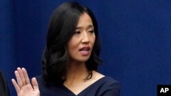 Michelle Wu leve men li nan moman lap prete seman kom nouvo majistra vil Boston, 16 Nov. 2021.
