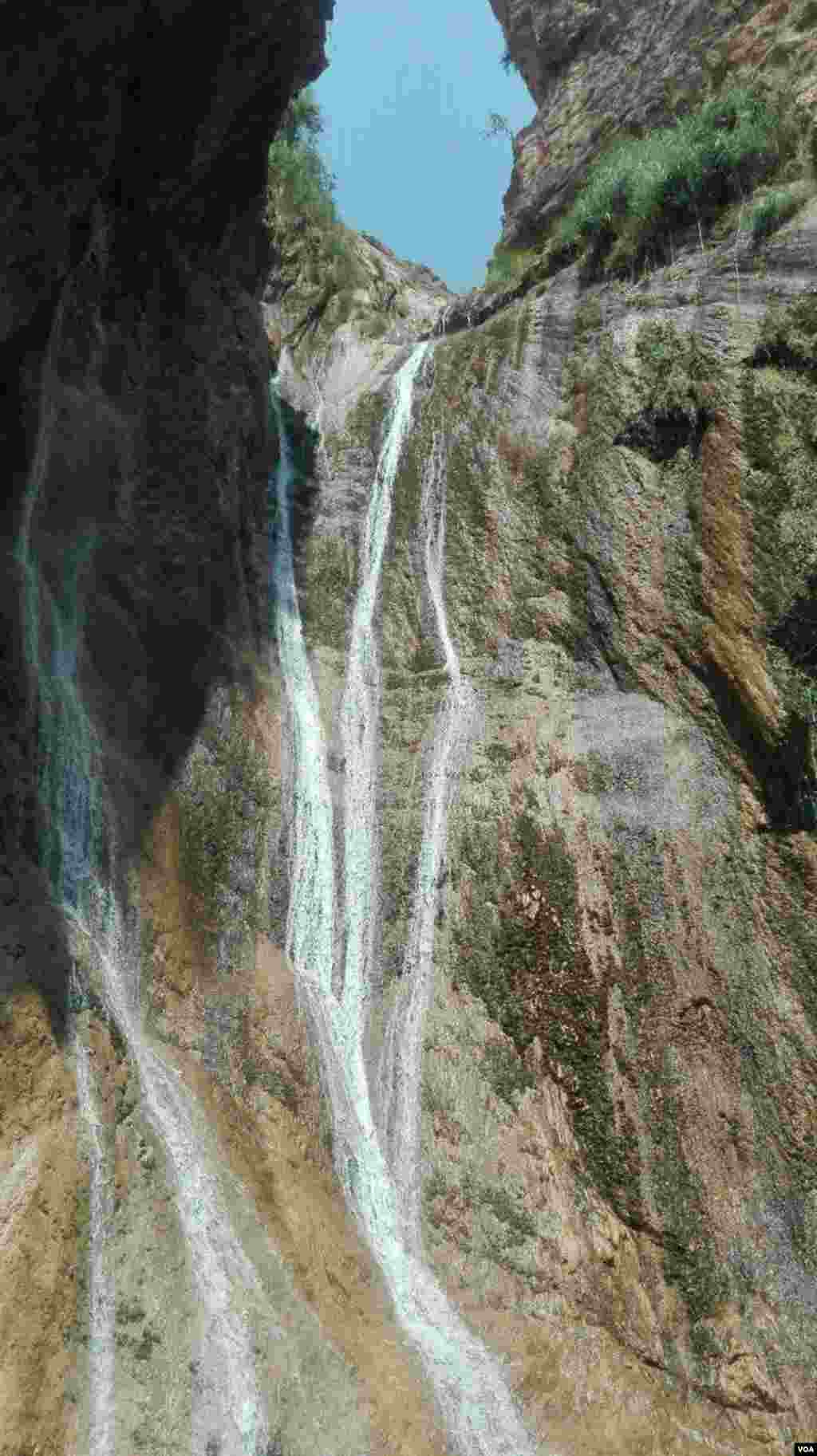 آبشار نوژیان در استان لرستان عکس: میثم کاتاری (ارسالی شما) 