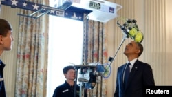 President AS Barack Obama mencoba karya salah satu inovator remaja di pameran sains di Gedung Putih. (Foto: Dok)