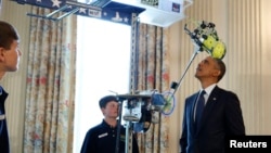 El presidente Barack Obama observa el invento ganador a Mejor Robot de la escuela St. Vincent de Paul Middle School in Theodore, Alabama. El mandatario recibió a los jóvenes científicos y sus inventos en la Casa Blanca.