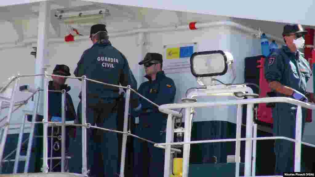 Les migrants attendent de débarquer du navire espagnol qui les a secourus en mer Méditerranée, Pozzallo, Sicile, 7 octobre 2015 (Nicolas Pinault/VOA).