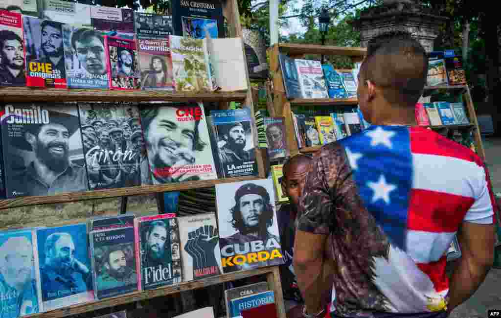 Seorang laki-laki Kuba mengenakan T-shirt dengan gambar bendera Amerika terlihat di Havana. Amerika mempermudah perjalanan dan perdagangan dengan Kuba pada hari Jumat (16/1), menandai langkah nyata pertama menuju pemulihan hubungan normal dengan bekas musuh era perang dinginnya itu sejak mengumumkan pendekatan hubungan yang bersejarah itu. &nbsp;