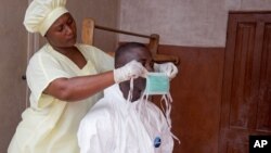 Un trabajador de la salud se alista para atender infectados por ébola en Sierra Leona.