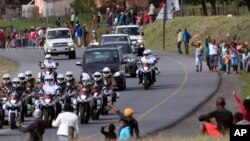 曼德拉的遺體由車隊運抵故鄉東開普省庫努村,沿途民眾揮手向遺體道別。