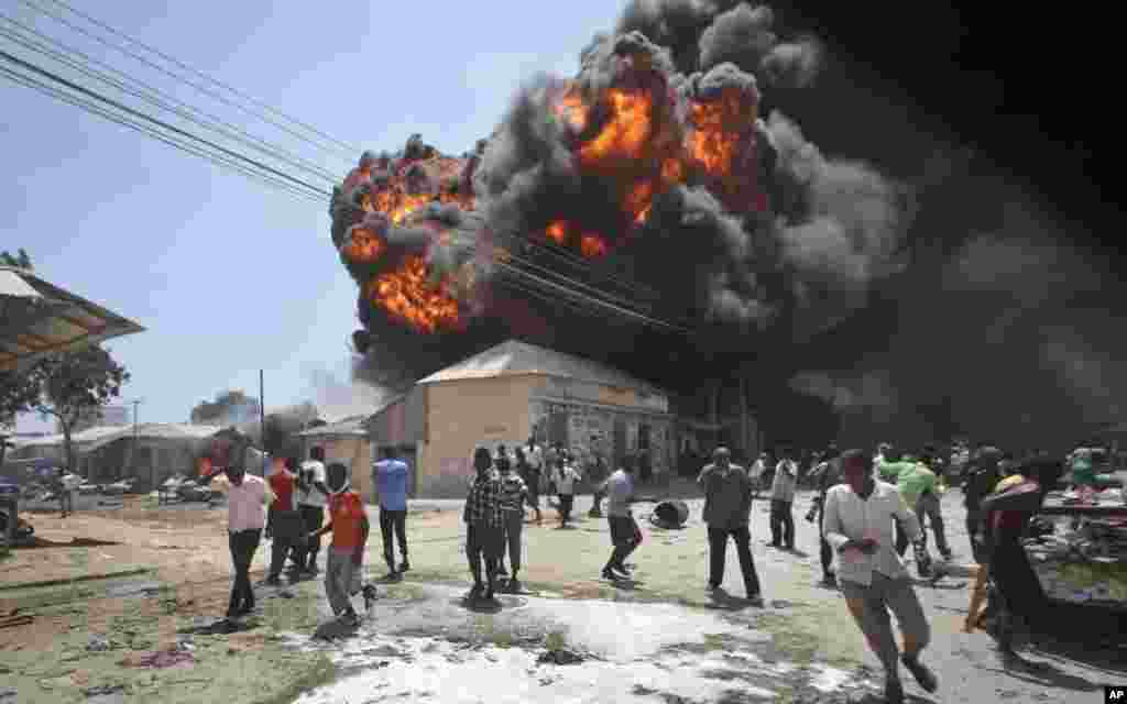 Dân chúng bỏ chạy khi một vụ nổ xảy ra trong một đám cháy nuốt chửng ngôi chợ bán nhiên liệu ở quận Hodan trong thủ đô Mogadishu, Somalia. Đám chay gây thiệt hại tài sản to lớn về tài sản, nhưng không có thiệt hại về nhân mạng,