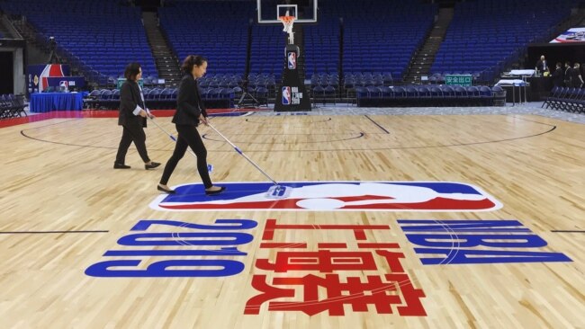 上海梅赛德斯-奔驰文化中心的工作人员在为NBA湖人队和篮网队的比赛做准备。（2019年10月10日）