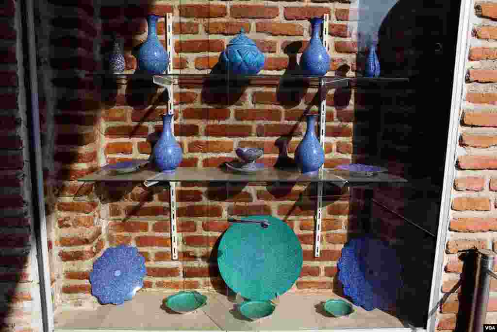 انواع ظروف و اشیای موجود در موزه مسجد آبی از چندین قرن نفوذ ایران در ارمنستان حکایت می کند که کشوری با اکثریت جمعیت مسیحی دارد. ایروان، ارمنستان، ٢٥ فوریه سال ٢٠١٣. (وی اوندریتز / صدای آمریکا)