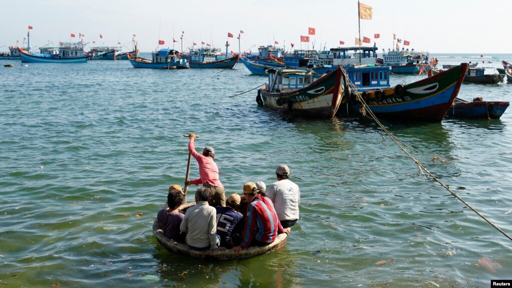 Ngư dân trên thuyền tre ở vịnh của đảo Lý Sơn ngoài khơi tỉnh Quảng Ngãi. Một thuyền của Quảng Nam vừa bị Trung Quốc từ chối cứu hộ ở quần đảo Hoàng Sa, theo truyền thông trong nước.