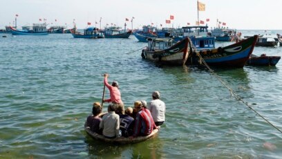 Ngư dân trên thuyền tre ở vịnh của đảo Lý Sơn ngoài khơi tỉnh Quảng Ngãi. Một thuyền của Quảng Nam vừa bị Trung Quốc từ chối cứu hộ ở quần đảo Hoàng Sa, theo truyền thông trong nước.