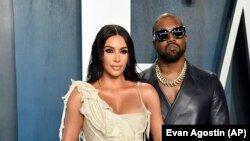 Kim Kardashian West, à gauche, et Kanye West arrivent à la Vanity Fair Oscar Party à Beverly Hills, Californie le 9 février 2020.